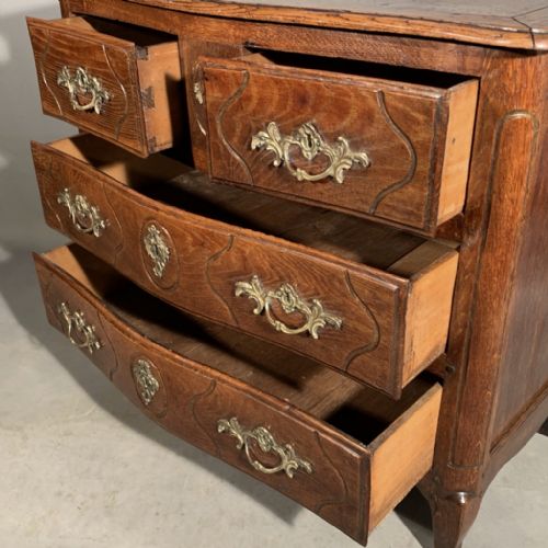SMALL 18TH CENTURY FRENCH OAK COMMODE WITH BRASS HANDLES - ADDITIONAL PHOTO 3