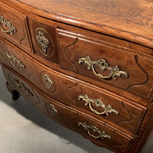 SMALL 18TH CENTURY FRENCH OAK COMMODE WITH BRASS HANDLES - ADDITIONAL PHOTO 4
