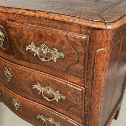 SMALL 18TH CENTURY FRENCH OAK COMMODE WITH BRASS HANDLES - ADDITIONAL PHOTO 5