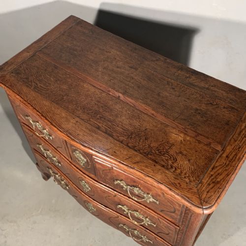 SMALL 18TH CENTURY FRENCH OAK COMMODE WITH BRASS HANDLES - ADDITIONAL PHOTO 6