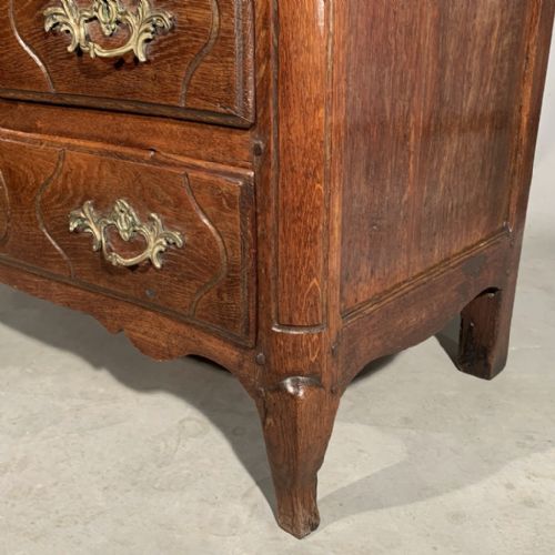 SMALL 18TH CENTURY FRENCH OAK COMMODE WITH BRASS HANDLES - ADDITIONAL PHOTO 7
