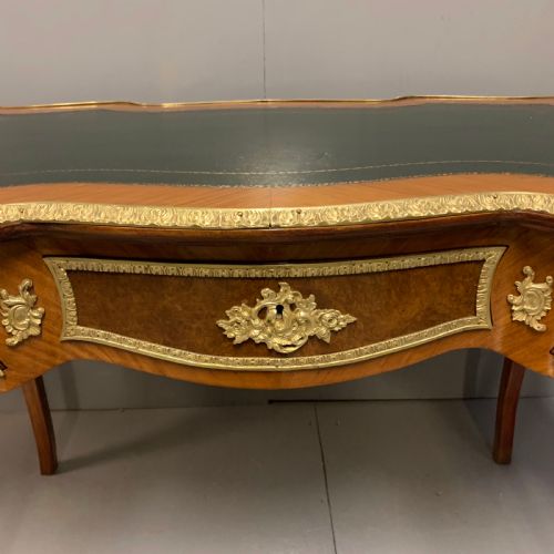 VERY FINE QUALITY FRENCH BUREAU PLAT WRITING TABLE 113CM WIDE - ADDITIONAL PHOTO 6