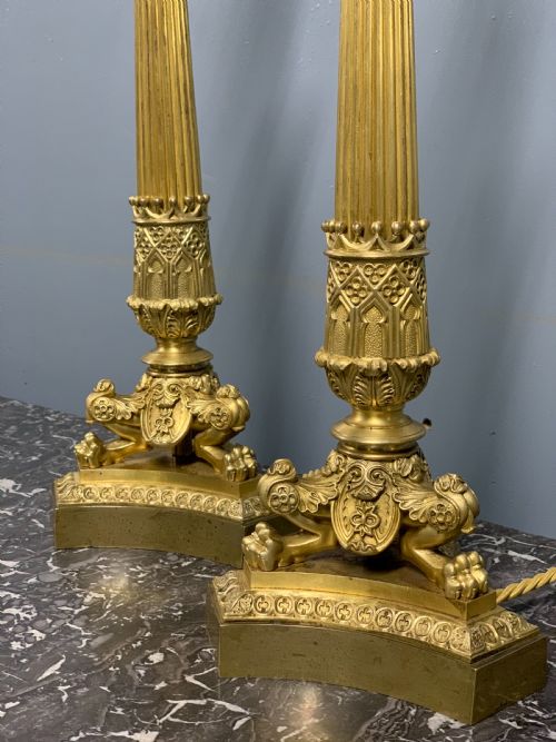 PAIR OF REGENCY STYLE GILT BRONZE TABLE LAMPS WITH SILK SHADES - ADDITIONAL PHOTO 1
