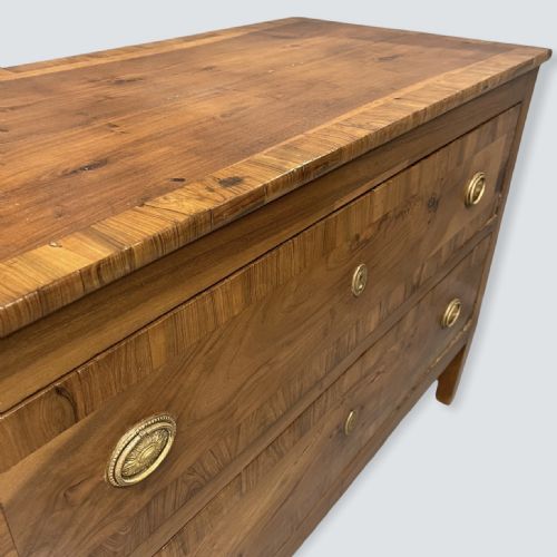 18TH CENTURY ITALIAN WALNUT TWO DRAWER COMMODE - ADDITIONAL PHOTO 4