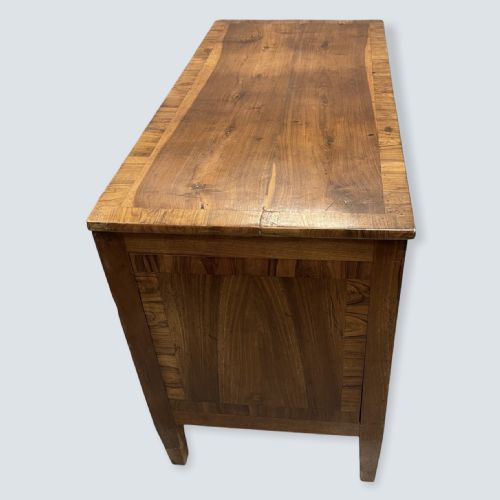 18TH CENTURY ITALIAN WALNUT TWO DRAWER COMMODE - ADDITIONAL PHOTO 5