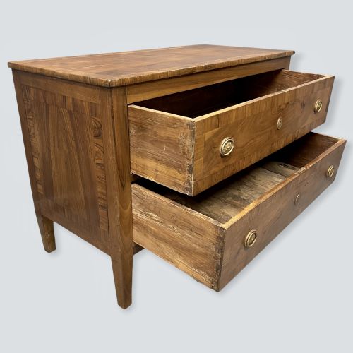 18TH CENTURY ITALIAN WALNUT TWO DRAWER COMMODE - ADDITIONAL PHOTO 8