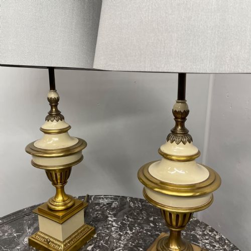 PAIR OF BRASS AND ENAMELLED LAMPS - ADDITIONAL PHOTO 1