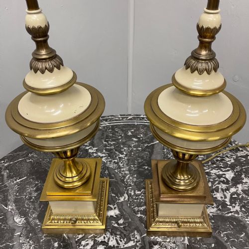 PAIR OF BRASS AND ENAMELLED LAMPS - ADDITIONAL PHOTO 3