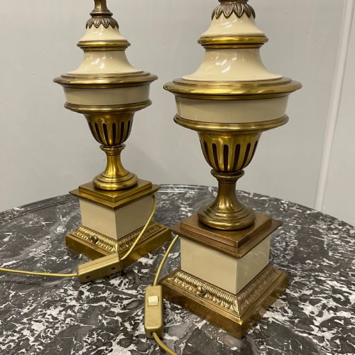 PAIR OF BRASS AND ENAMELLED LAMPS - ADDITIONAL PHOTO 4