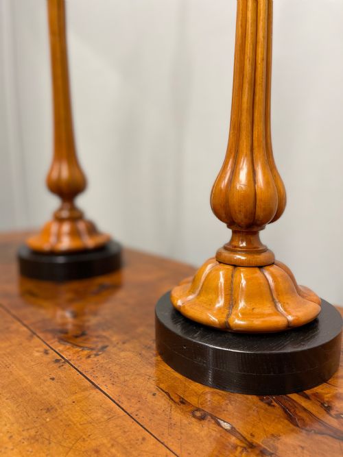 PAIR OF SATINWOOD AND EBONISED TABLE LAMPS - ADDITIONAL PHOTO 5