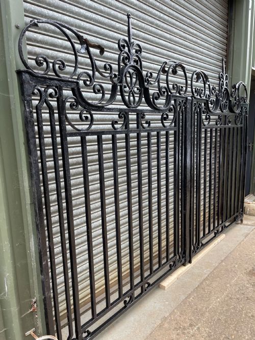 fig 1. Victorian 10ft 6’’ solid wrought iron driveway gates