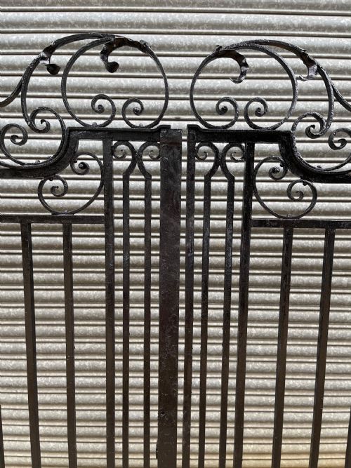 fig 4. Victorian 10ft 6’’ solid wrought iron driveway gates
