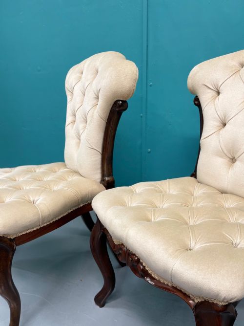 PAIR OF BUTTONED OCCASIONAL SIDE CHAIRS - ADDITIONAL PHOTO 5