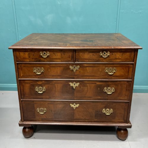 queen anne walnut chest of drawers - CATEGORY: ANTIQUE CHEST OF DRAWERS - DATED 18TH CENTURY