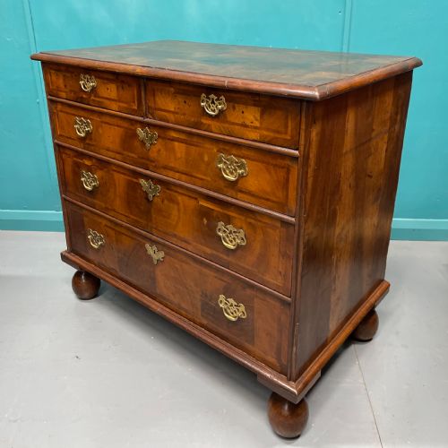 QUEEN ANNE WALNUT CHEST OF DRAWERS - ADDITIONAL PHOTO 3