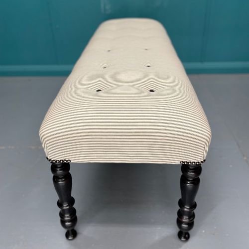 VICTORIAN BUTTONED LONG STOOL ON EBONISED LEGS - ADDITIONAL PHOTO 4
