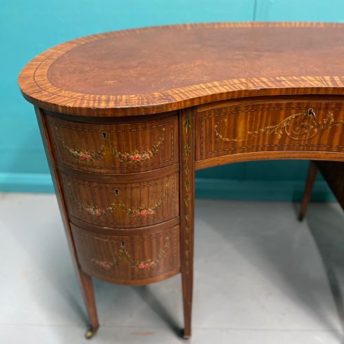 SATINWOOD KIDNEY DESK WITH ORIGINAL PAINTED DECORATION - ADDITIONAL PHOTO 6