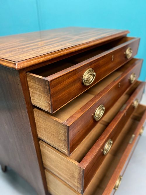 SMALL REGENCY MAHOGANY CHEST OF DRAWERS - ADDITIONAL PHOTO 2
