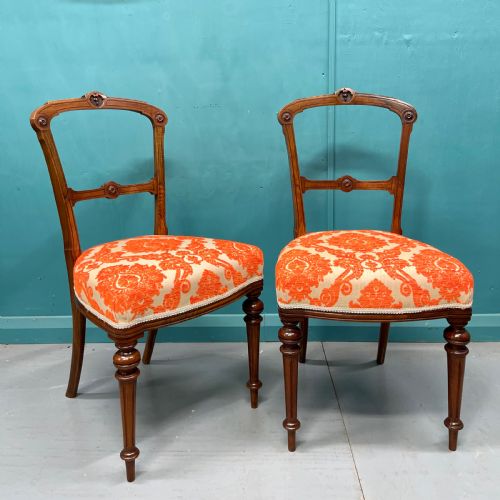 pair of edwardian walnut side or hall chairs - CATEGORY: ANTIQUE CHAIRS - DATED 1910
