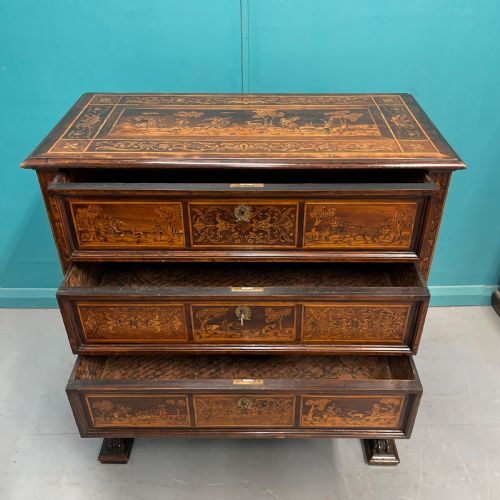 19TH CENTURY ITALIAN MARQUETRY CHEST - ADDITIONAL PHOTO 4