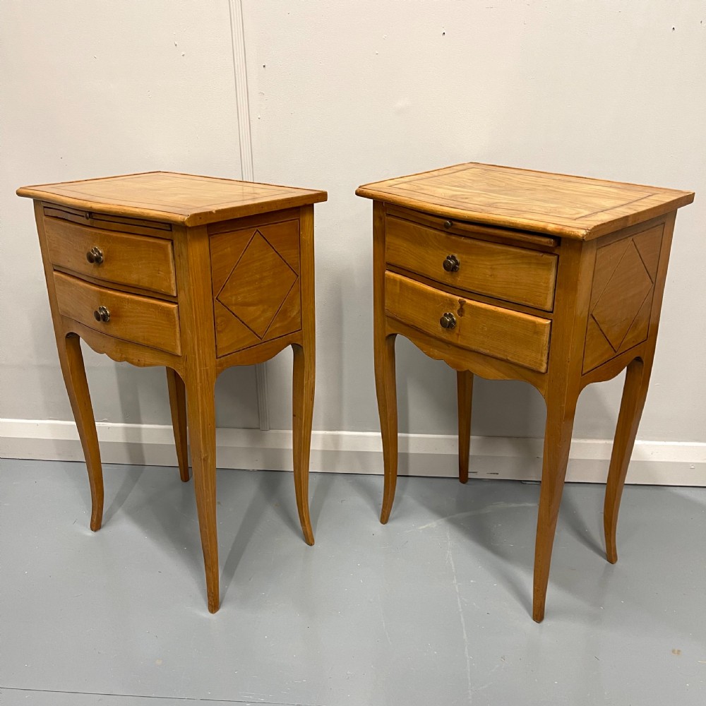 Pair of French ash inlaid bedside lamp tables