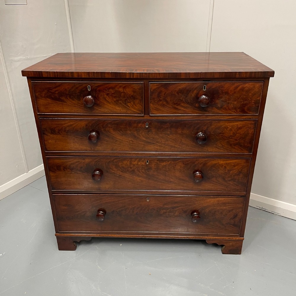 Georgian mahogany chest of drawers with hidden drawer
