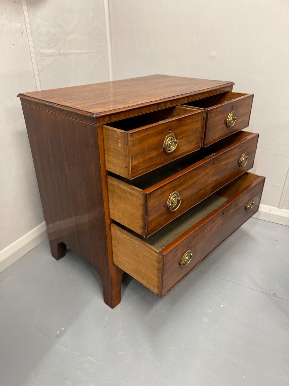 Small Georgian mahogany chest of drawers View VIII
