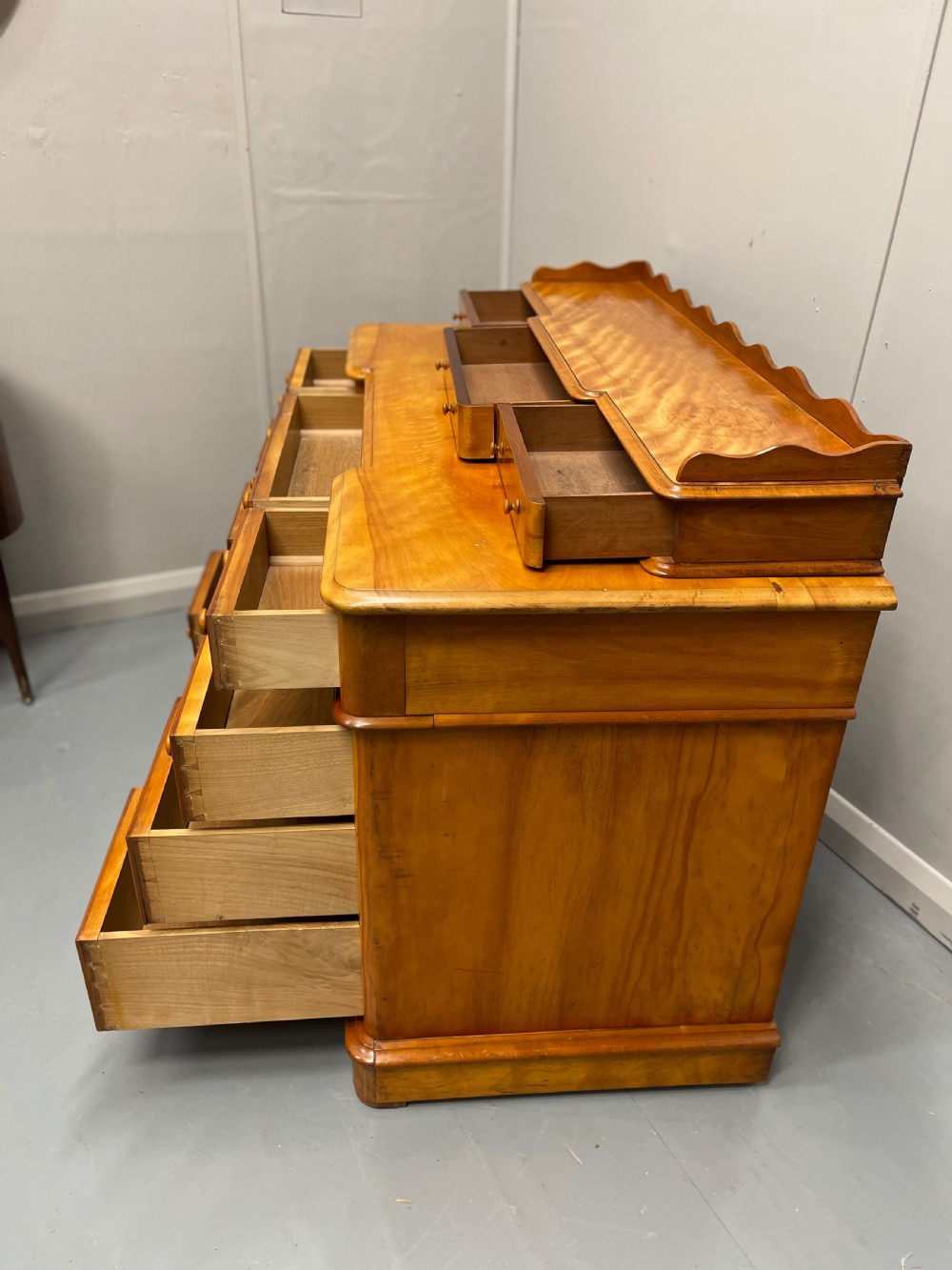 Edwardian satinwood pedestal desk View VIII