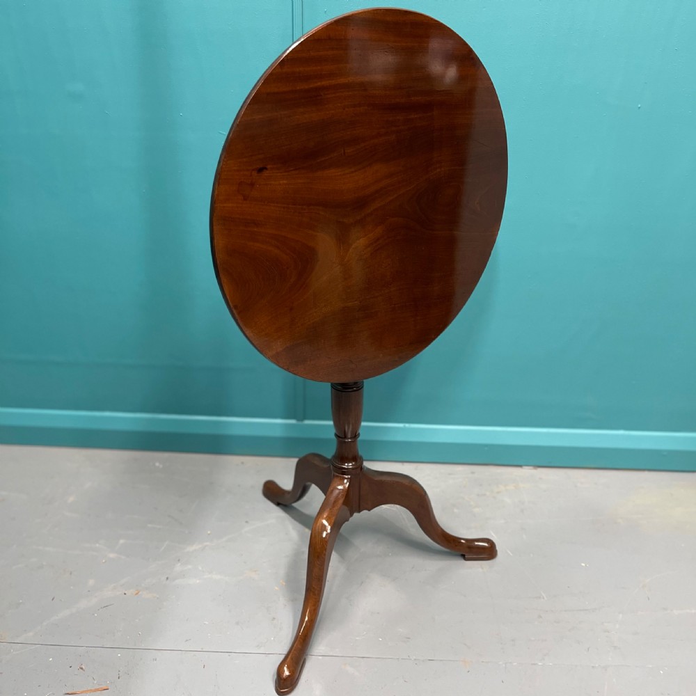 Georgian mahogany round tilt top pedestal table