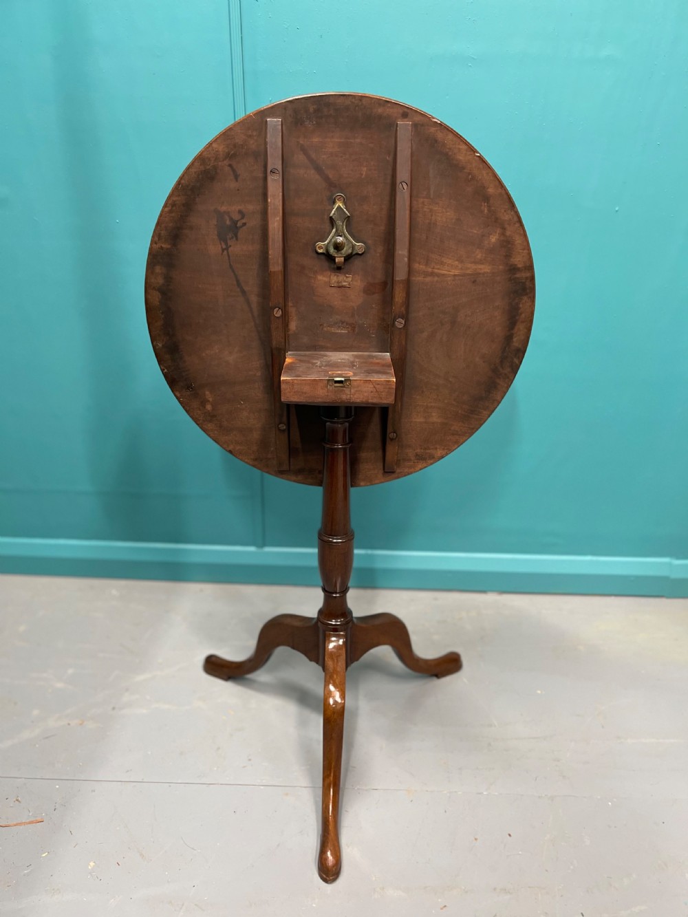 Georgian mahogany round tilt top pedestal table View VI