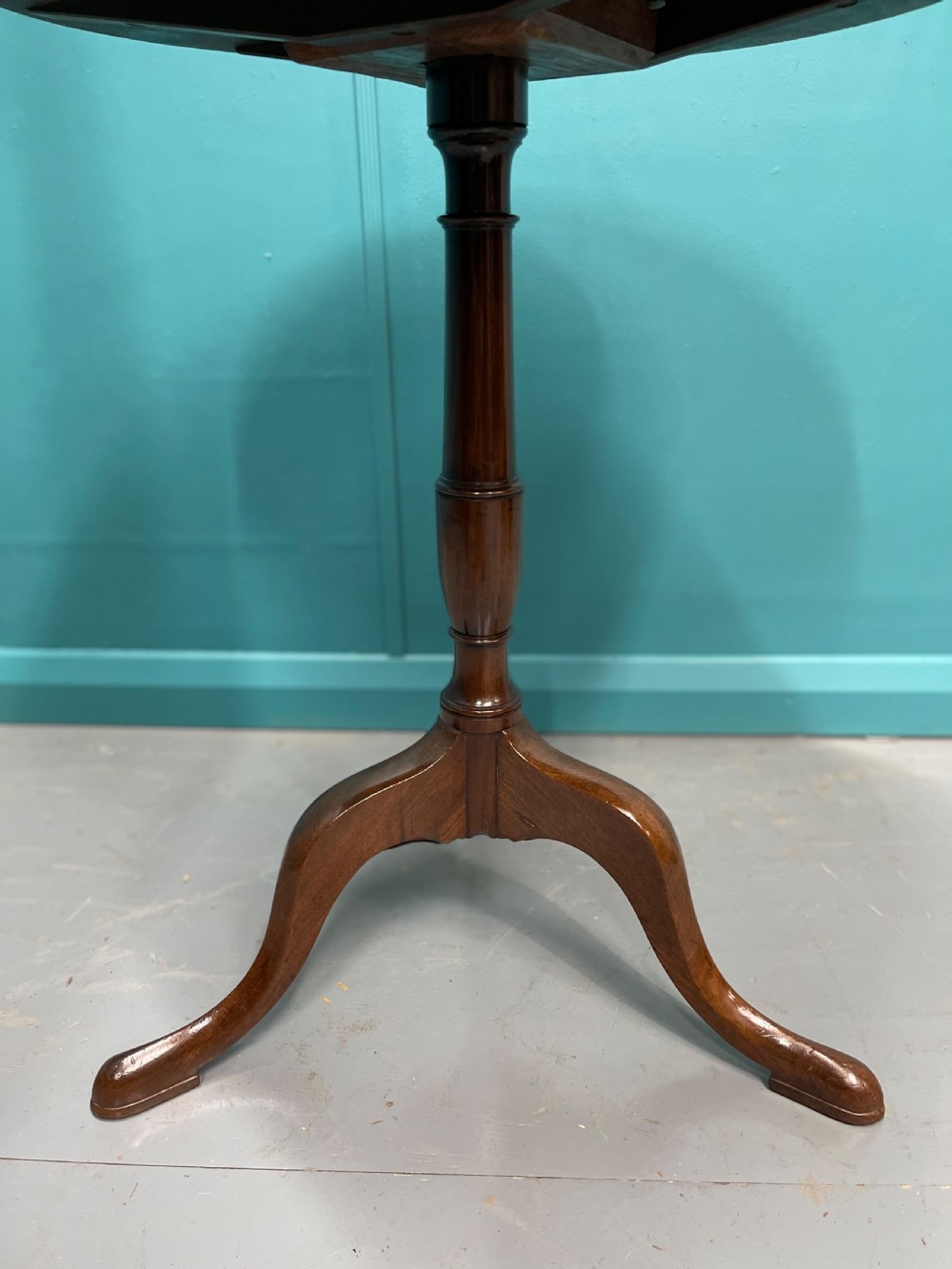 Georgian mahogany round tilt top pedestal table View VIII