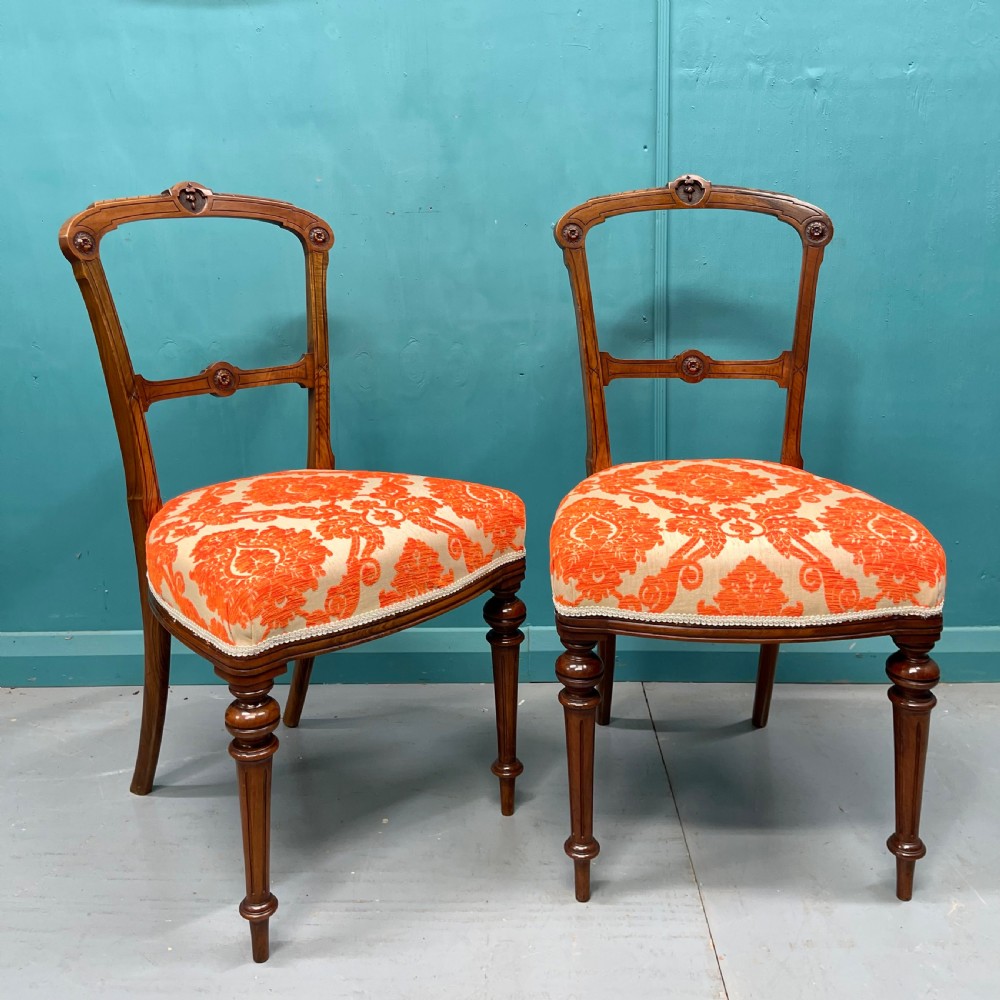 Pair of Edwardian walnut side or hall chairs 
