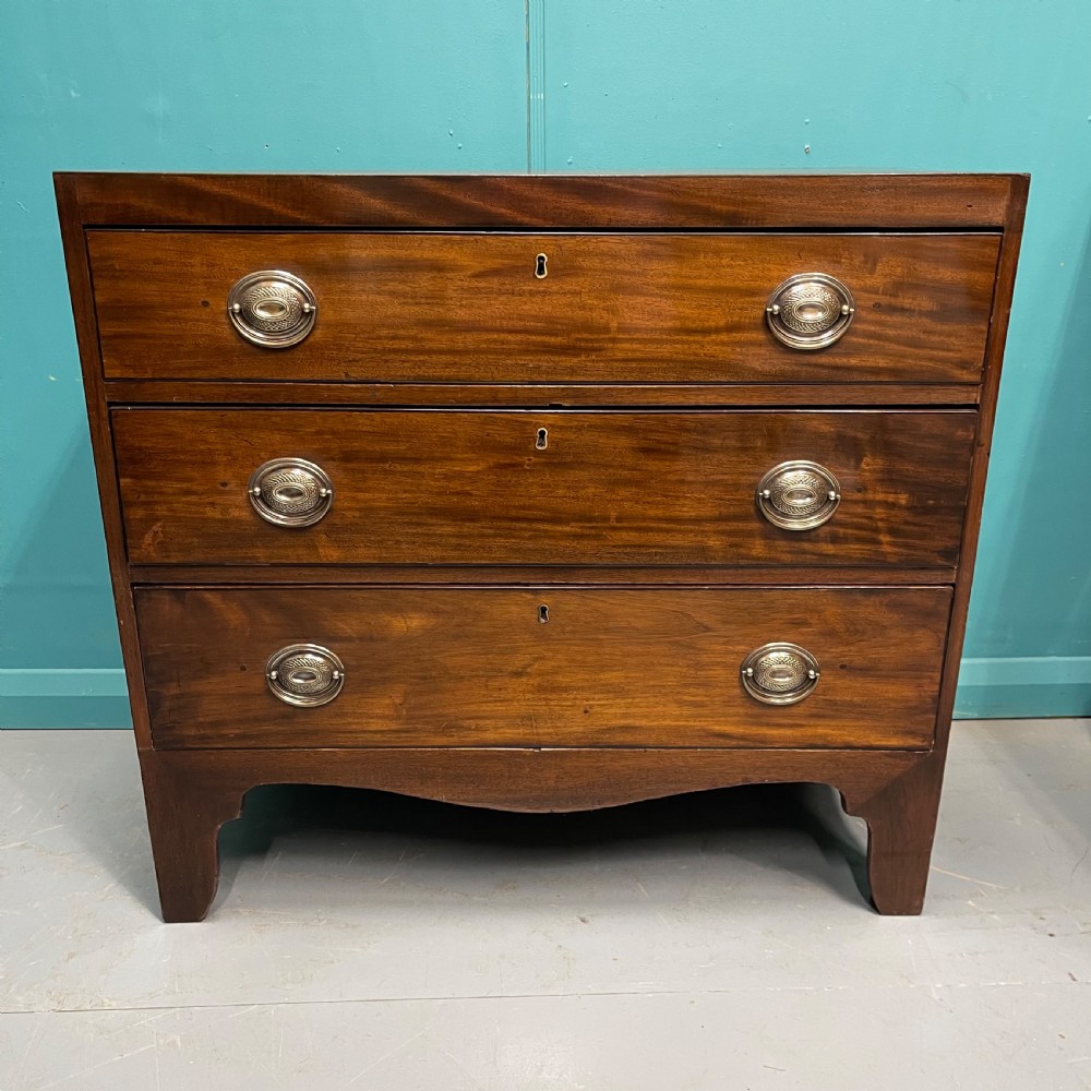 Small Georgian mahogany chest of drawers  View VII