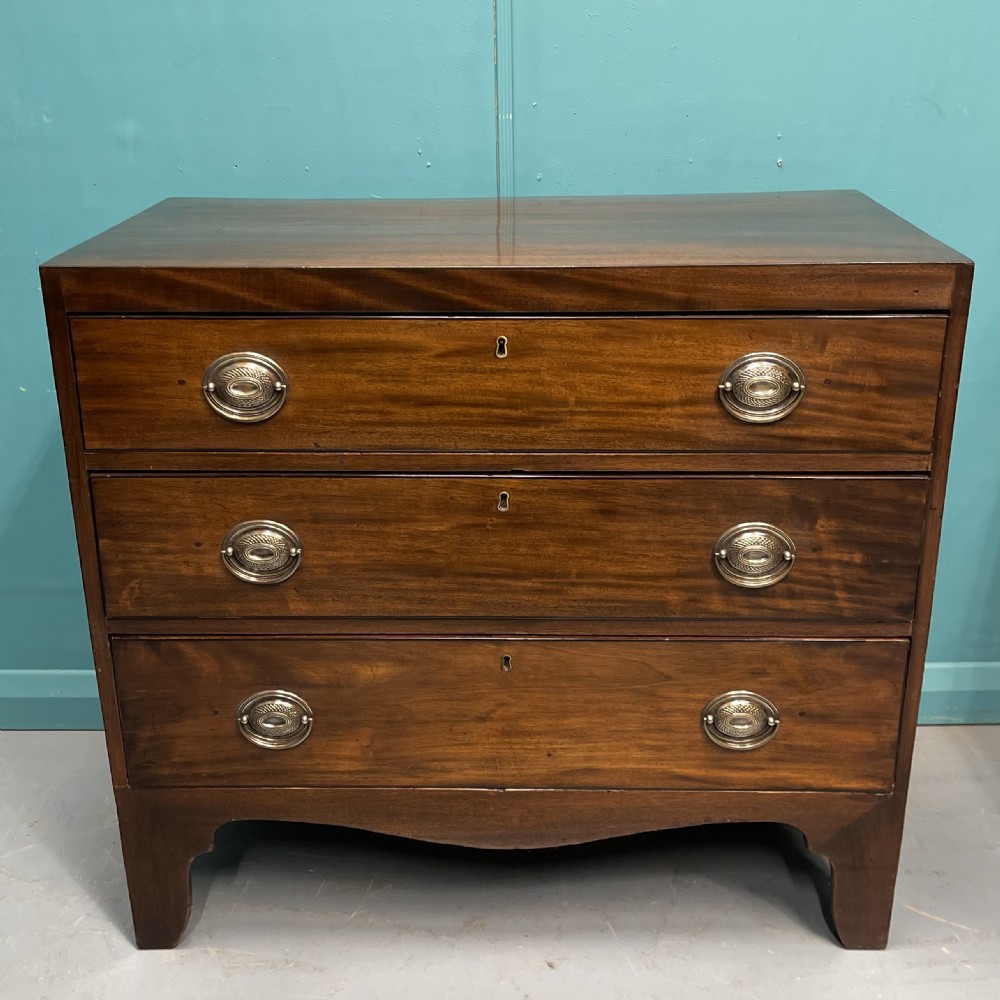 Small Georgian mahogany chest of drawers 