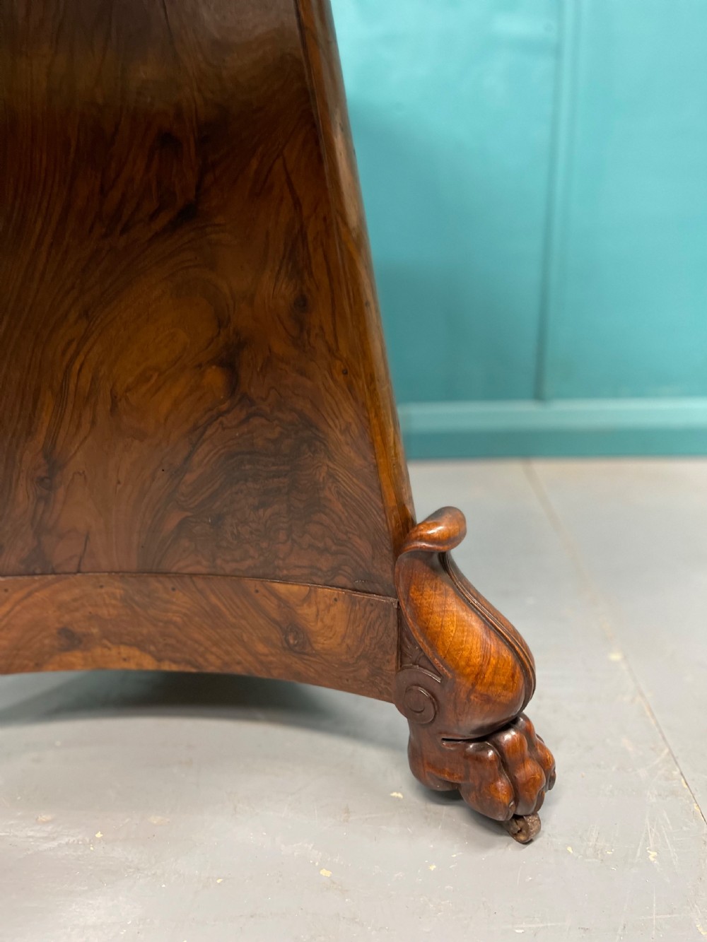 French 19th century Gueridon centre table in figured walnut View V