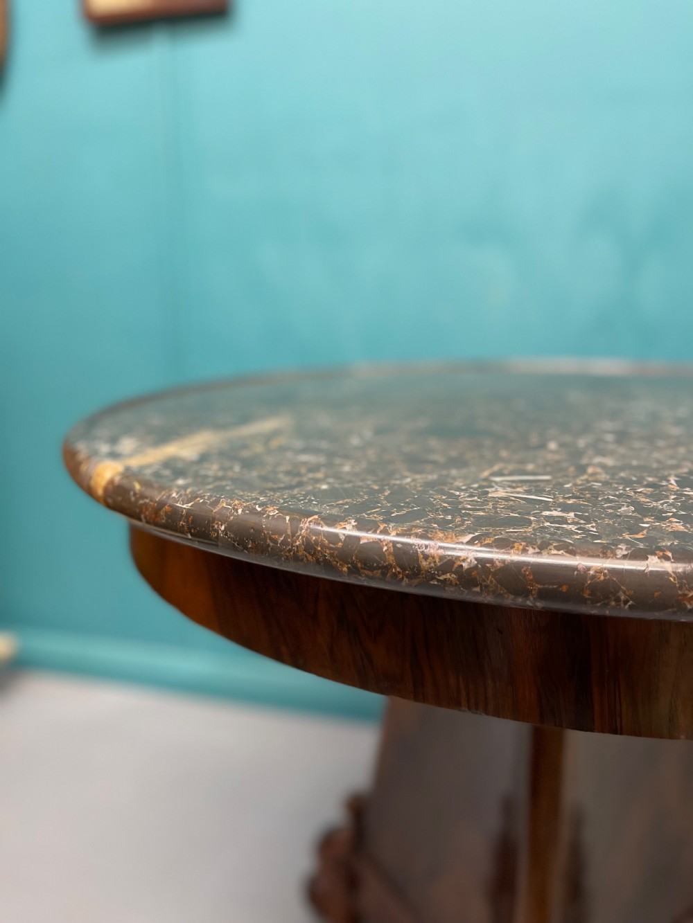 French 19th century Gueridon centre table in figured walnut View VII