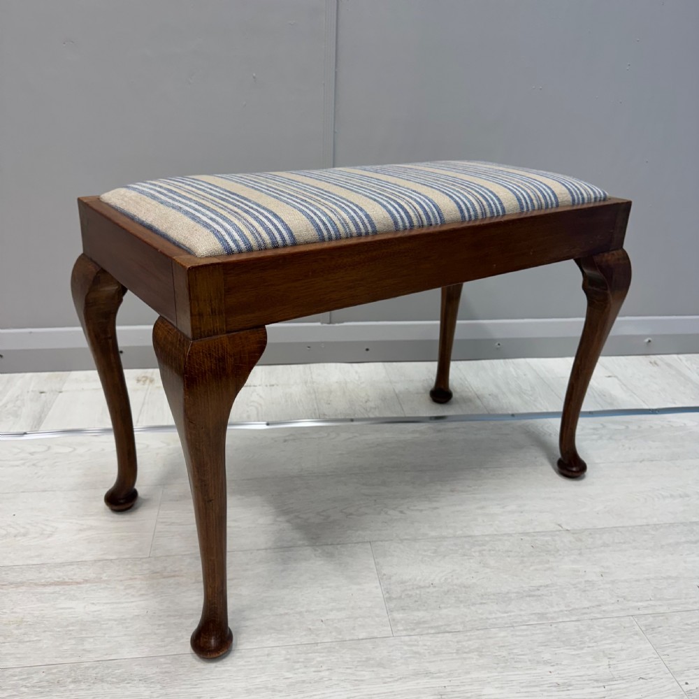 Queen Anne pad foot style piano stool View III