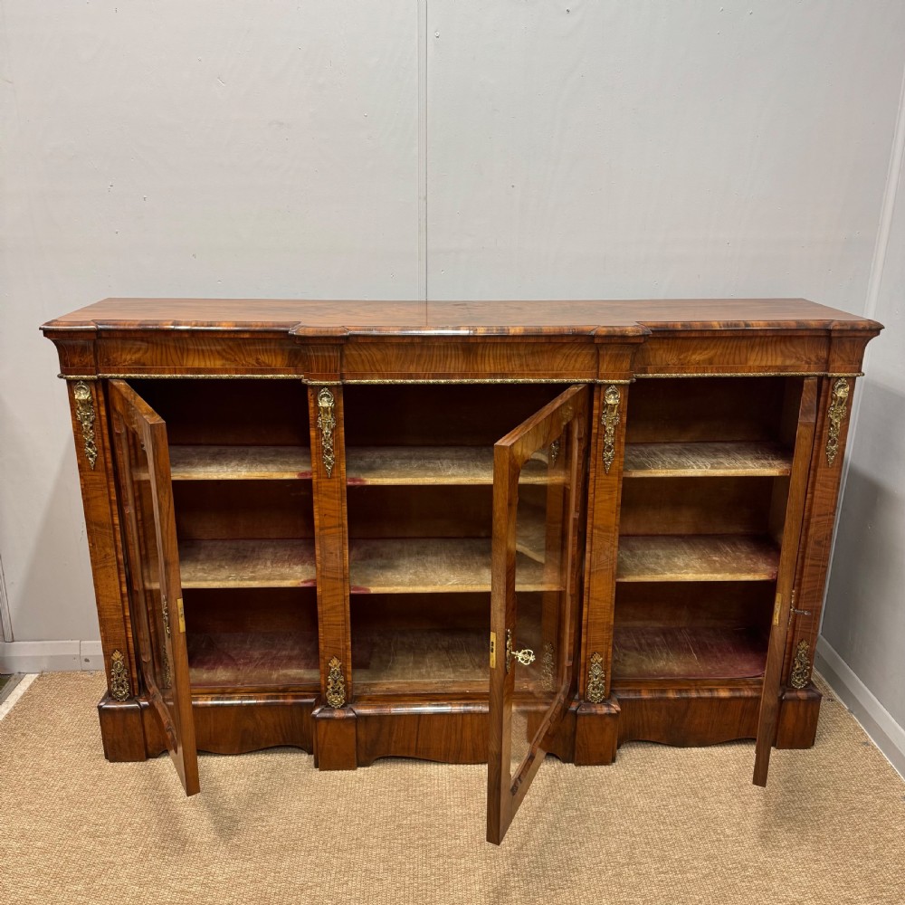 Breakfront bookcase in figured walnut View VII