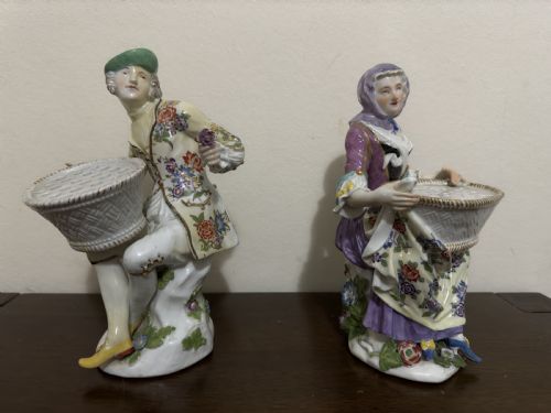 PAIR OF MEISSEN PORCELAIN BOUQUETIERE FIGURES 18TH CENTURY - ADDITIONAL PHOTO 1