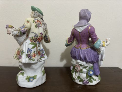 PAIR OF MEISSEN PORCELAIN BOUQUETIERE FIGURES 18TH CENTURY - ADDITIONAL PHOTO 3