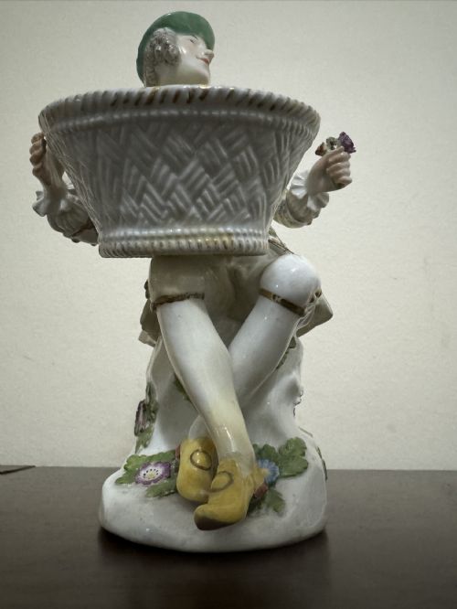 PAIR OF MEISSEN PORCELAIN BOUQUETIERE FIGURES 18TH CENTURY - ADDITIONAL PHOTO 13