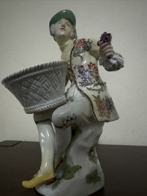 PAIR OF MEISSEN PORCELAIN BOUQUETIERE FIGURES 18TH CENTURY - ADDITIONAL PHOTO 15