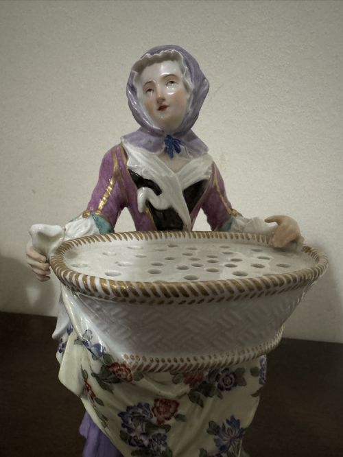 PAIR OF MEISSEN PORCELAIN BOUQUETIERE FIGURES 18TH CENTURY - ADDITIONAL PHOTO 16
