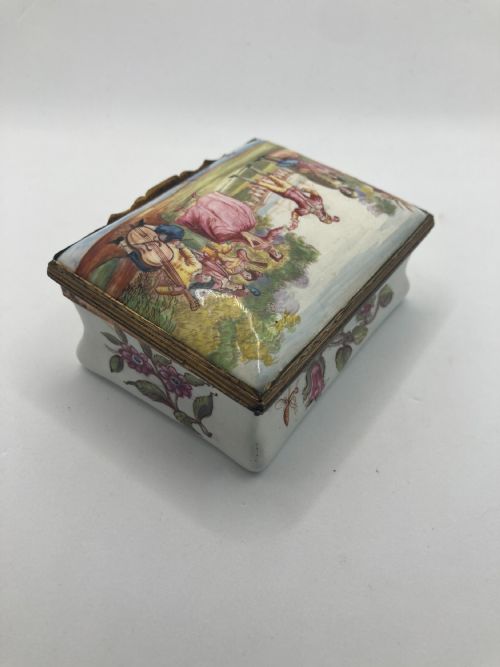 18TH CENTURY SOUTH STAFFORDSHIRE SNUFF BOX 'MUSICIANS IN PARKLAND' - ADDITIONAL PHOTO 2