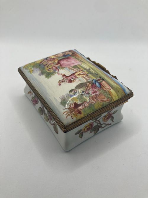 18TH CENTURY SOUTH STAFFORDSHIRE SNUFF BOX 'MUSICIANS IN PARKLAND' - ADDITIONAL PHOTO 4