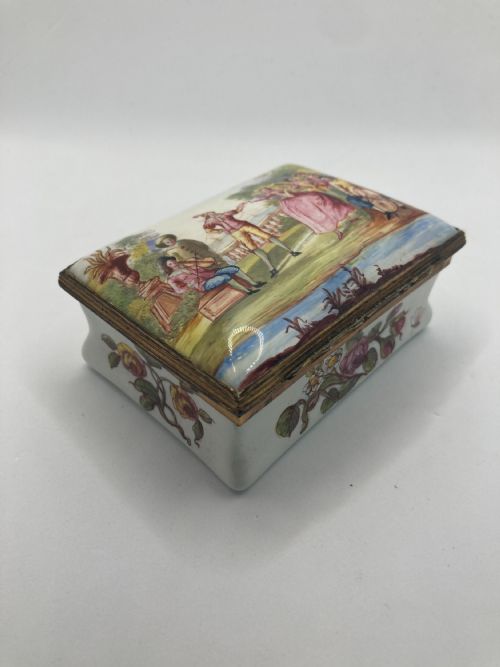 18TH CENTURY SOUTH STAFFORDSHIRE SNUFF BOX 'MUSICIANS IN PARKLAND' - ADDITIONAL PHOTO 5
