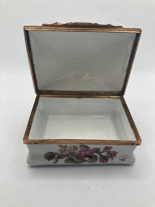 18TH CENTURY SOUTH STAFFORDSHIRE SNUFF BOX 'MUSICIANS IN PARKLAND' - ADDITIONAL PHOTO 6