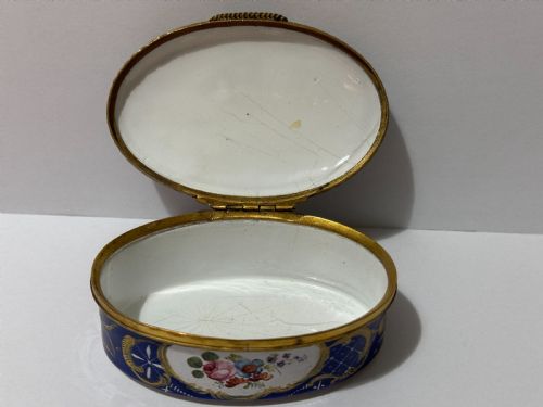 18TH CENTURY BILSTON ENAMEL OVAL PATCH SNUFF BOX CIRCA 1780