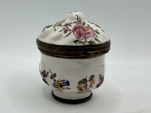 18TH CENTURY BILSTON ENAMEL PATCH BOX BONBONNIERE CIRCA 1780 - ADDITIONAL PHOTO 3