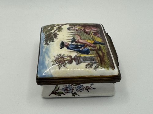 18TH CENTURY BILSTON ENAMEL RECTANGULAR PATCH SNUFF BOX CIRCA 1780 - ADDITIONAL PHOTO 2